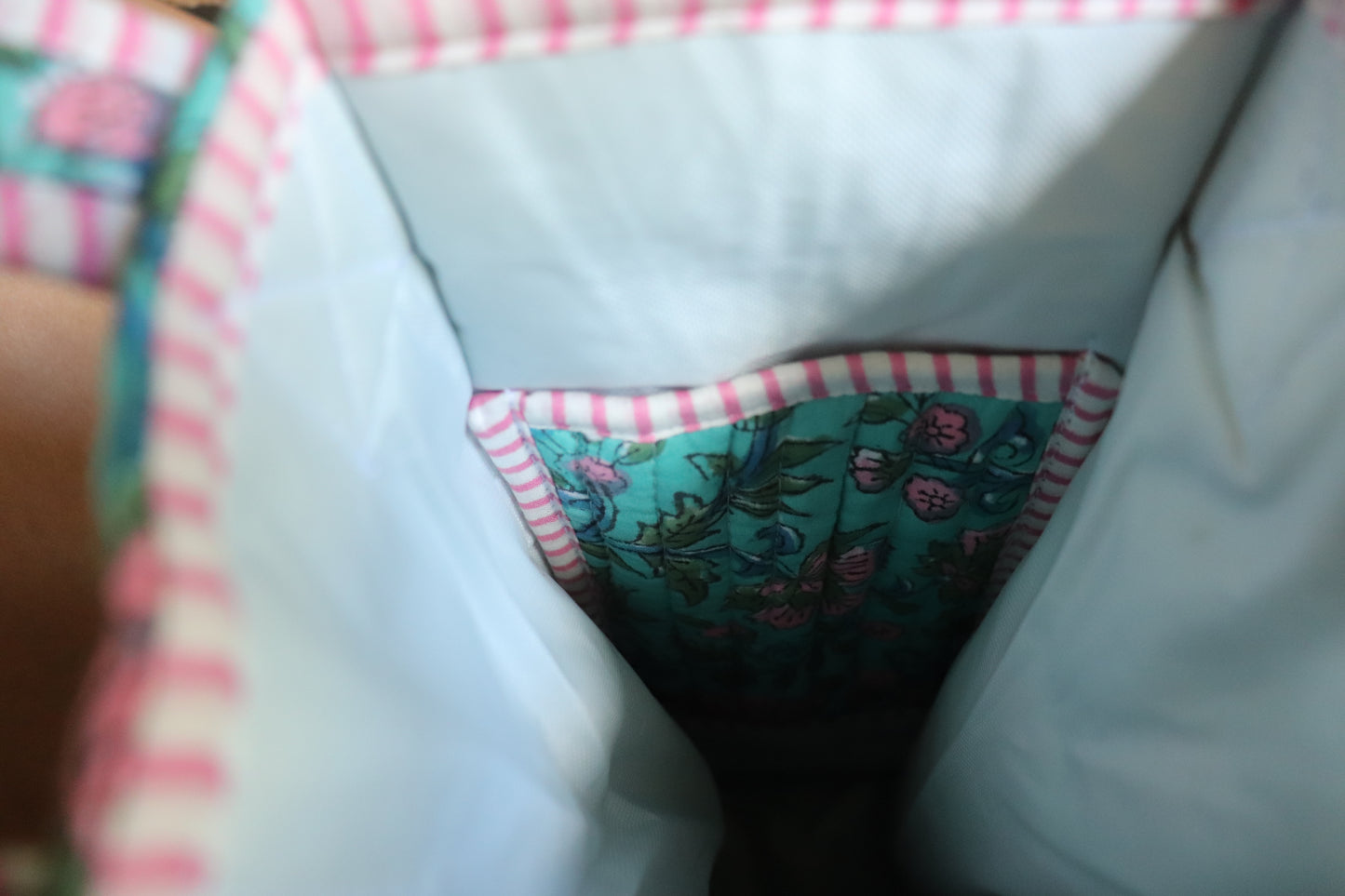 Floral Wine Tote Bag • Quilted Bottle Carrier • Picnic Wine Holder • Reusable Gift Bag • Handmade Fabric Wine Sleeve • Hostess Gift Idea
