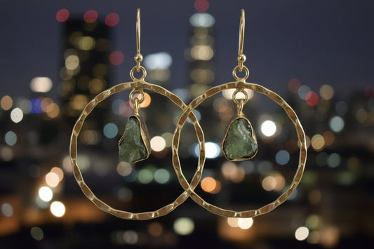 Hammered Gold Hoop Earrings • Raw Green Stone Dangle Earrings • Minimalist Chic Jewelry • Lightweight Everyday Earrings • Gift for Her